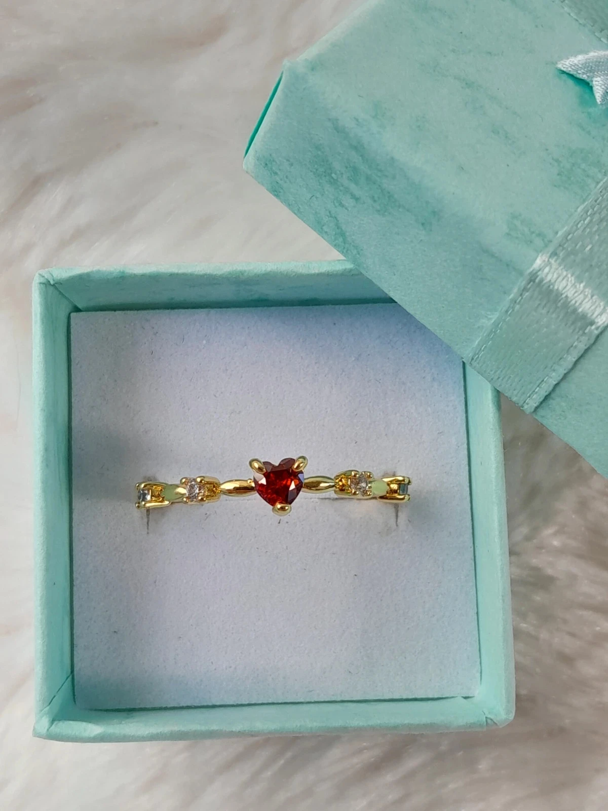 Anillo fino con corazón rojo y piedras, dorado, talla 60 – photo 2